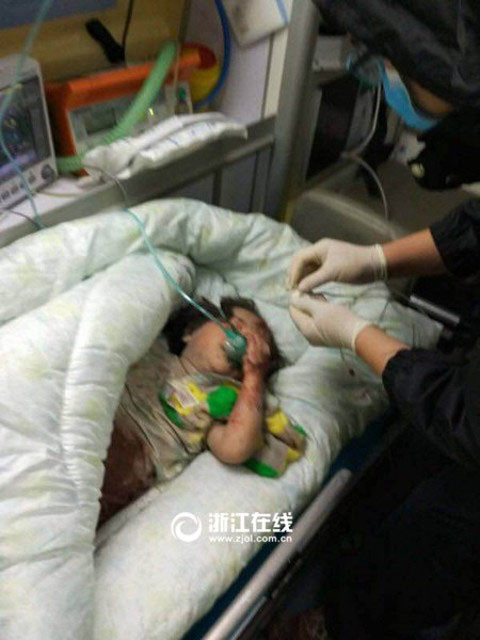ua nuoc mat canh bo me dung than xac che chan cho con gai trong vu sap nha 7.jpg