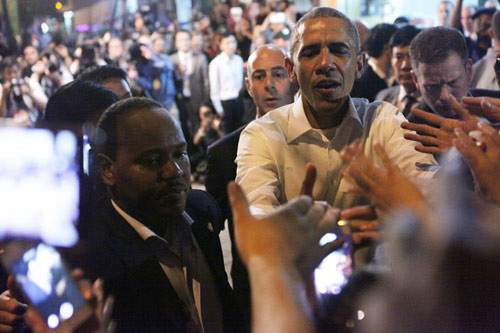 tong-thong-obama-lai-thao-nhan-khi-bat-tay-nguoi-dan-my-nhung-lan-ong-obama-thao-nhan-truoc-dam-dong-xem-dac-vu-my-bao-ve-obama-trong-dem-tai-ha-noi-13.jpg