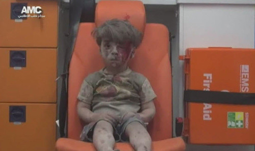 xot xa cau be syria day bui va mau duoc loi ra tu ngoi nha bi danh bom 8 18 2016 11 04 39 am.jpg