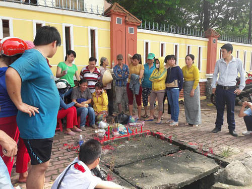 tim thay thi the be trai 8 tuoi bi nuoc cuon xuong mieng cong 5.jpg