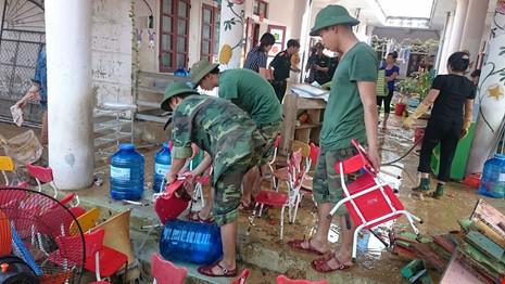 giao-vien-bat-khoc-nhat-sach-vo-trong-bun-khi-lu-rut-3.jpg