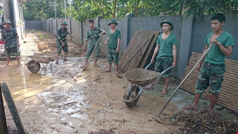 giao-vien-bat-khoc-nhat-sach-vo-trong-bun-khi-lu-rut-4.jpg
