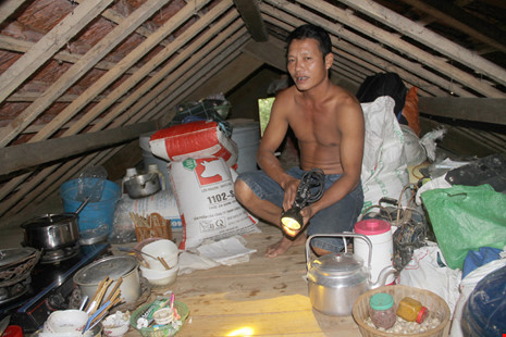 giao-vien-bat-khoc-nhat-sach-vo-trong-bun-khi-lu-rut-7.jpg