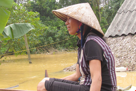 giao-vien-bat-khoc-nhat-sach-vo-trong-bun-khi-lu-rut-8.jpg