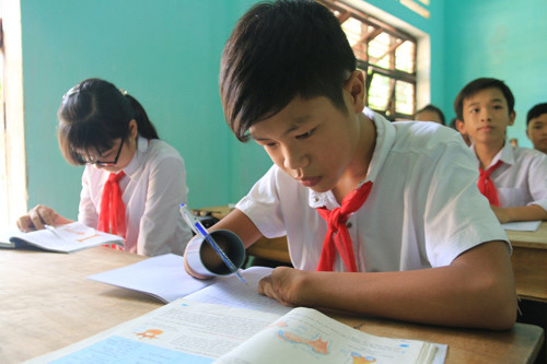 cau-hoc-tro-cut-2-tay-ve-uoc-mo-doi-minh-bang-ong-nhua-hinh-1.jpg