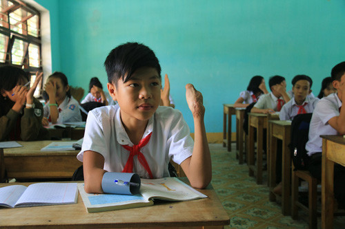 cau-hoc-tro-cut-2-tay-ve-uoc-mo-doi-minh-bang-ong-nhua-hinh-2.jpg