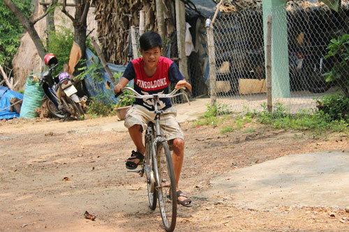 cau-hoc-tro-cut-2-tay-ve-uoc-mo-doi-minh-bang-ong-nhua-hinh-5.jpg