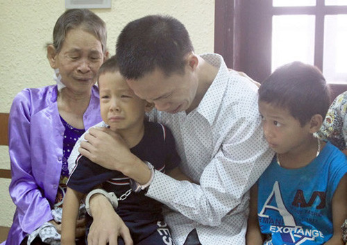 nuoc-mat-nguoi-cha-mang-an-tu-ben-2-con-tho-dai-antuhinh.jpg