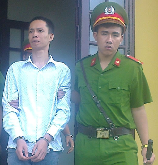nuoc mat nguoi cha mang an tu ben hai con tho dai 2.jpg