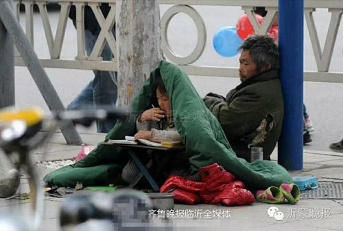 co be 6 tuoi trum chan ngoi hoc ben duong khien dan mang xuyt xoa vi qua dang yeu 1.jpg