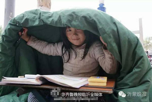 co be 6 tuoi trum chan ngoi hoc ben duong khien dan mang xuyt xoa vi qua dang yeu 2.jpg