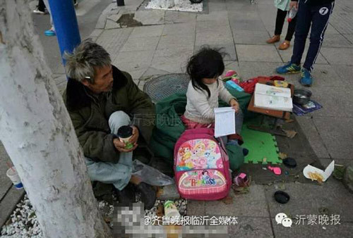 co be 6 tuoi trum chan ngoi hoc ben duong khien dan mang xuyt xoa vi qua dang yeu 3.jpg