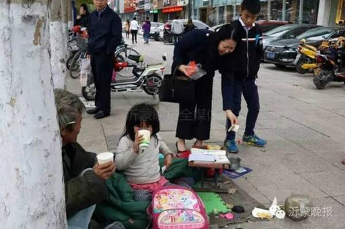 co be 6 tuoi trum chan ngoi hoc ben duong khien dan mang xuyt xoa vi qua dang yeu 4.jpg