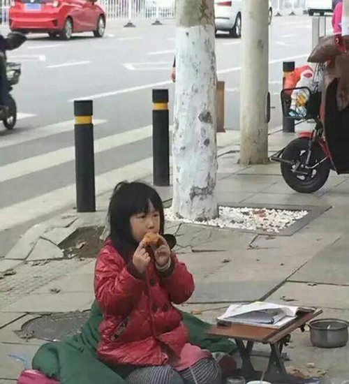 co be 6 tuoi trum chan ngoi hoc ben duong khien dan mang xuyt xoa vi qua dang yeu 6.jpg