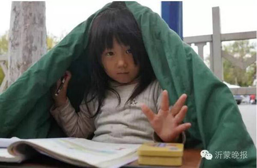 co be 6 tuoi trum chan ngoi hoc ben duong khien dan mang xuyt xoa vi qua dang yeu 5.jpg