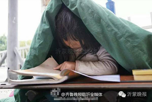 co be 6 tuoi trum chan ngoi hoc ben duong khien dan mang xuyt xoa vi qua dang yeu 7.jpg