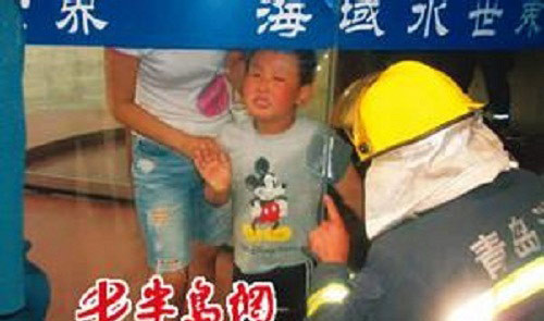 thot-tim-nhung-vu-tre-nghich-ngom-mac-ket-vao-vao-cua-kinh-xoay-tu-dong-2.jpg