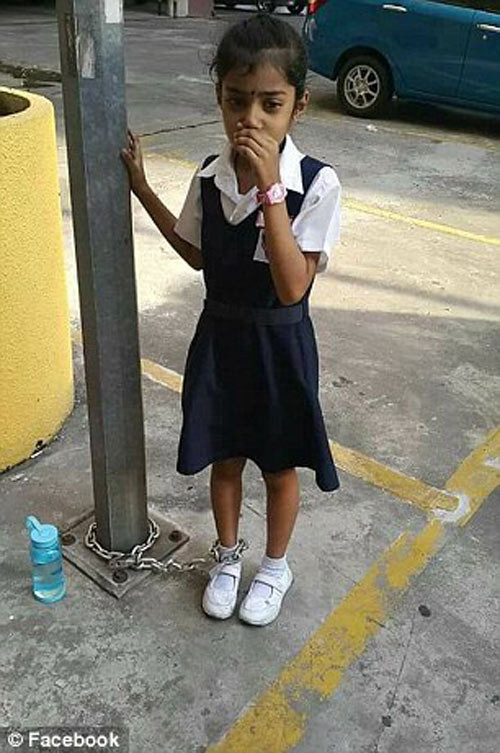 me xich con gai 8 tuoi vao cot den vi toi tron hoc khien nhieu nguoi buc xuc 4.jpg