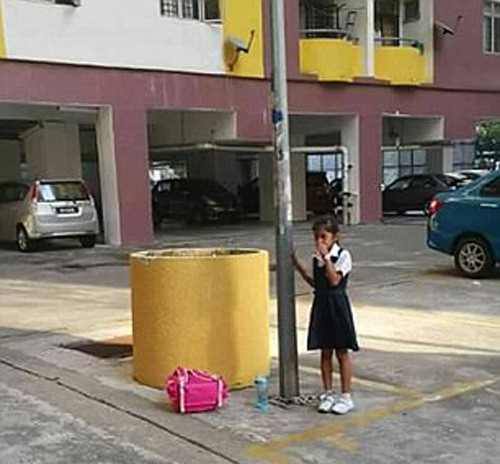 me xich con gai 8 tuoi vao cot den vi toi tron hoc khien nhieu nguoi buc xuc 5.jpg