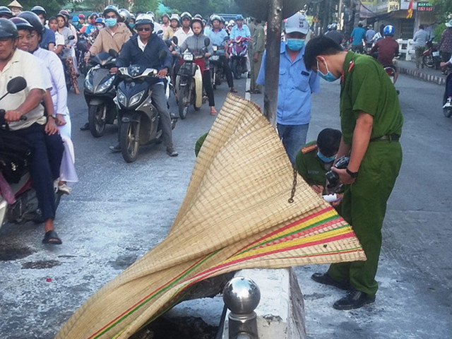 nguoi dan ong tu thieu ngoai pho luc sang som a.jpg