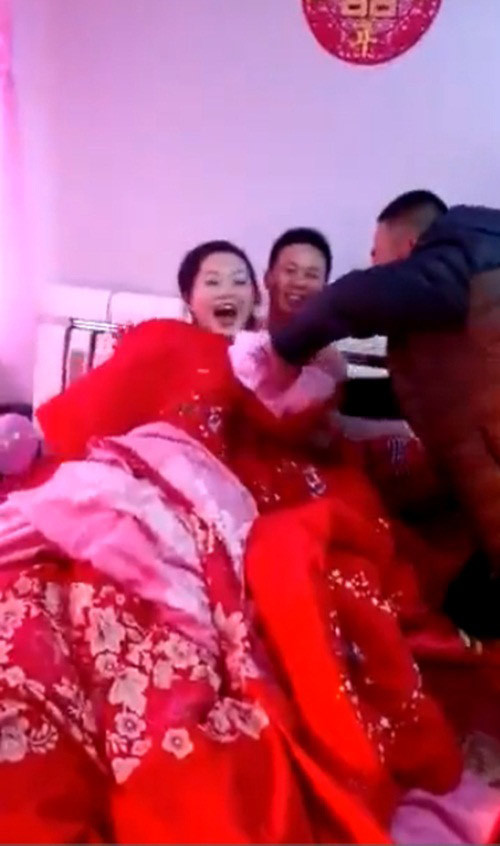 choang voi khach nam doi lot do co dau trong ngay cuoi lotdo.jpg