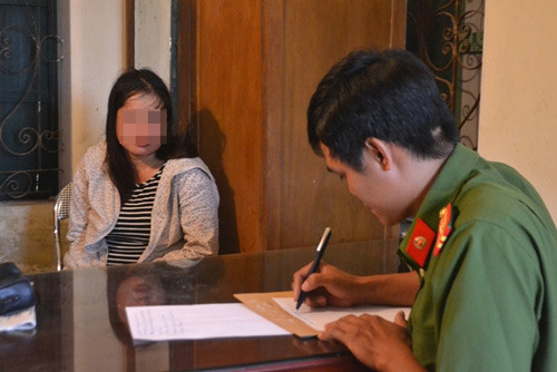 so phan bat hanh cua nguoi phu nu trom cho bi dan vay danh k1.jpg