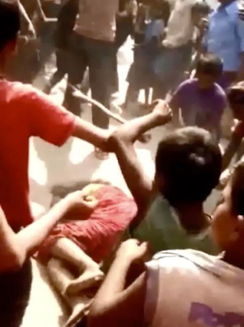 nguoi-phu-nu-bi-nhom-dan-ong-danh-dap-den-bat-tinh-vi-nghi-giet-chong-woman-beaten-unconscious-by-local-mob-in-india-after-husbands-death--1-.jpg