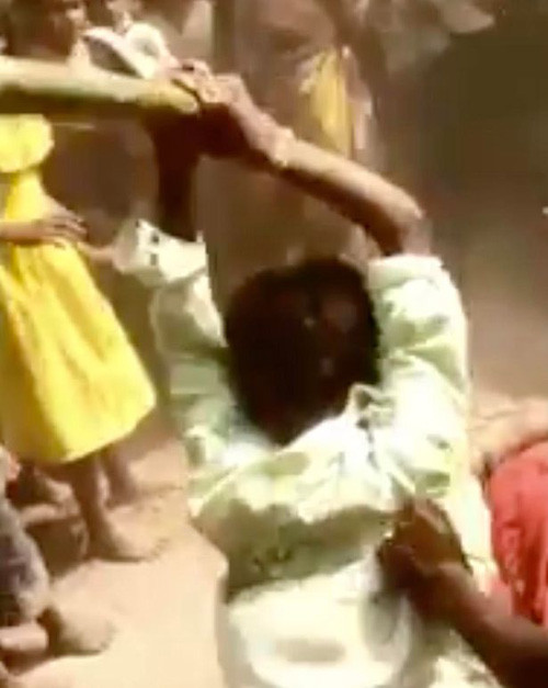 nguoi-phu-nu-bi-nhom-dan-ong-danh-dap-den-bat-tinh-vi-nghi-giet-chong-woman-beaten-unconscious-by-local-mob-in-india-after-husbands-death.jpg