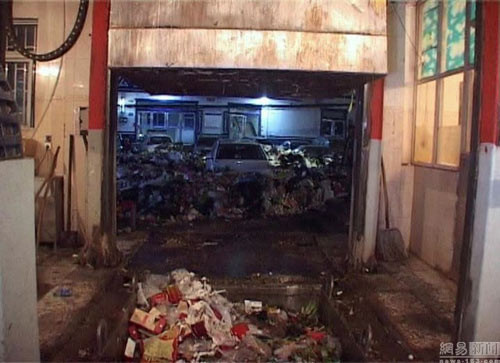 voi vang do xe de di nhau nguoi dan ong het hon thay o to ngap trong 10 tan rac parked_car_trashed7.jpg