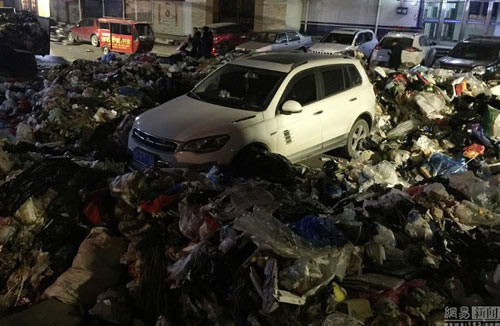 voi-vang-do-xe-de-di-nhau-nguoi-dan-ong-het-hon-thay-o-to-ngap-trong-10-tan-rac-parked_car_trashed3.jpg