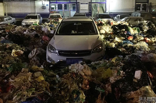 voi-vang-do-xe-de-di-nhau-nguoi-dan-ong-het-hon-thay-o-to-ngap-trong-10-tan-rac-parked_car_trashed4.jpg