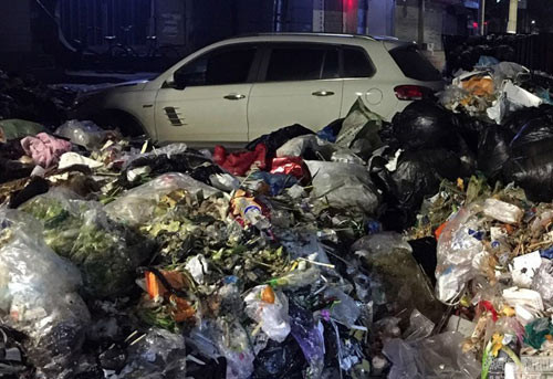 voi-vang-do-xe-de-di-nhau-nguoi-dan-ong-het-hon-thay-o-to-ngap-trong-10-tan-rac-parked_car_trashed6.jpg