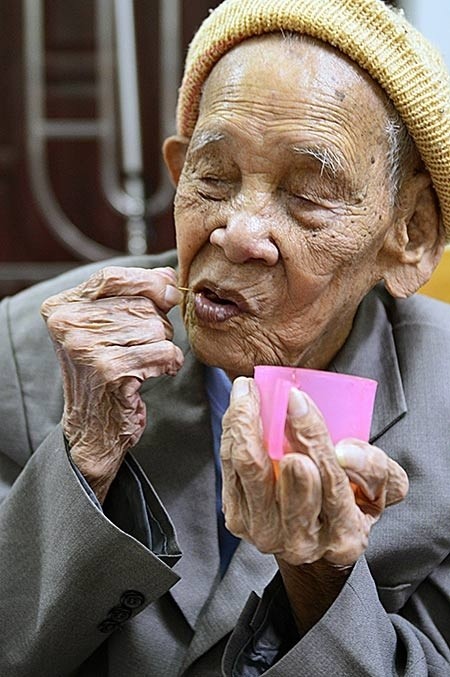 bac-ninh-cu-ong-105-tuoi-co-ban-chan-ky-la-13.jpg
