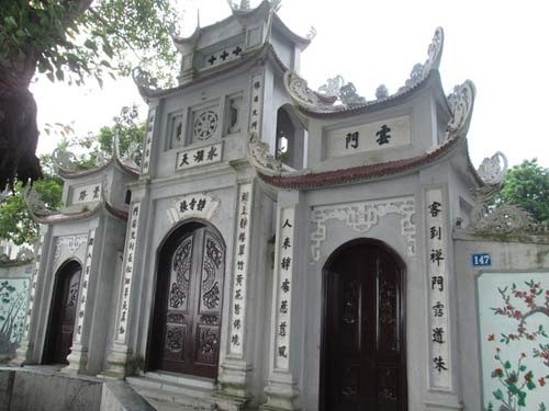 khung-canh-tro-trui-trong-ngoi-chua-co-ben-ho-tay-sau-khi-bi-lua-thieu-rui-10.jpg