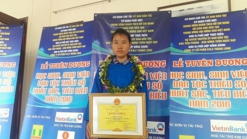 nu-sinh-doat-giai-quoc-gia-truot-dh-em-dang-o-nha-chan-trau-1492394311532320314630052055035816o-1478337695.jpg