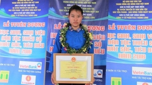 nu-sinh-ha-giang-khoc-nuc-no-khi-biet-tin-duoc-nhap-hoc-20161105164458-dang-thi-huyen-1478527336.jpg