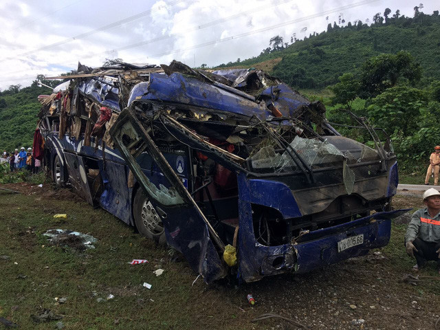 vu lat xe khach lam 14 nguoi thuong vong quanh toi hang chuc nguoi nam la liet keu cuu 4.jpg