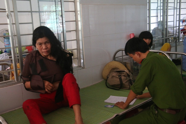 vu lat xe khach lam 14 nguoi thuong vong quanh toi hang chuc nguoi nam la liet keu cuu 6.jpg