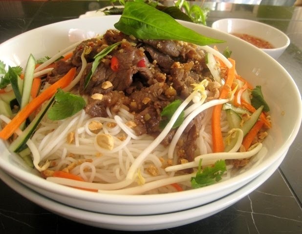bun thit xao sa ot