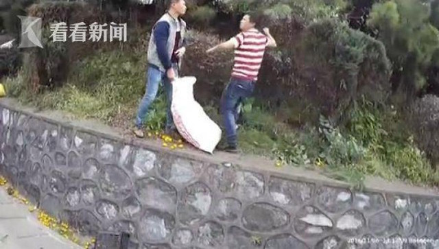 tai xe khoc nuc no vi xe cam bi lat ma nguoi dan van lao vao hoi cua 3.jpg