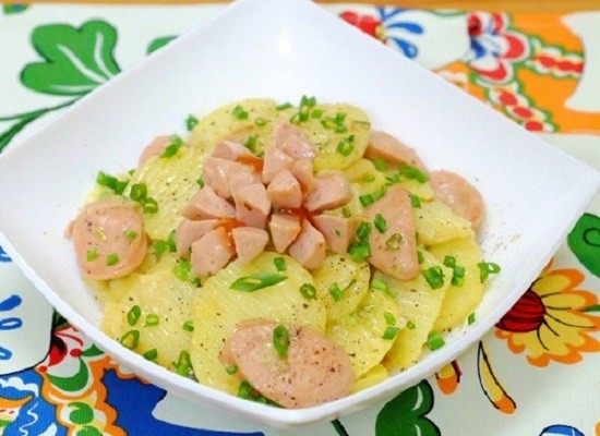 xuc xich xao khoai tay6