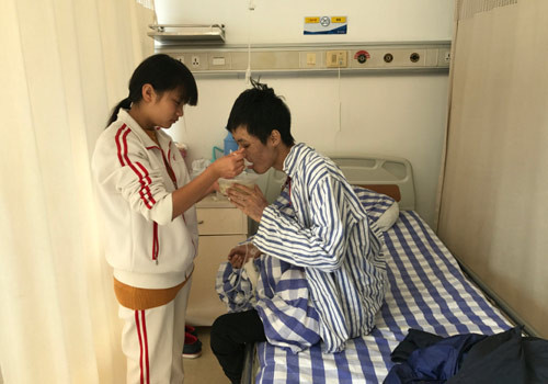 xot xa hinh anh thieu nu 19 tuoi cam bien rao ban trinh tiet cuu anh trai bi ung thu 7.jpg