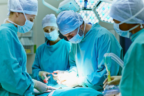 nguoi dan ong bi mac ket nhan cuoi vao cua quy vi muon cam giac la group of surgeons performing surgery on patient in operating theatre.jpg