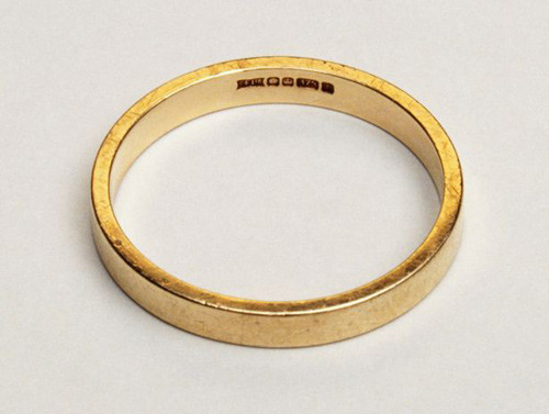 nguoi dan ong bi mac ket nhan cuoi vao cua quy vi muon cam giac la nine carat gold ring close up.jpg