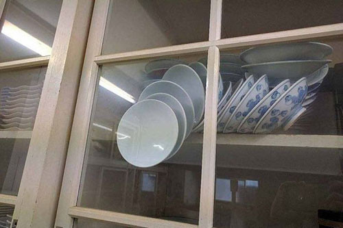 ba-me-len-mang-cau-cuu-khi-bo-tay-nhin-dong-bat-dia-sap-roi-trong-tu-plates-main.jpg