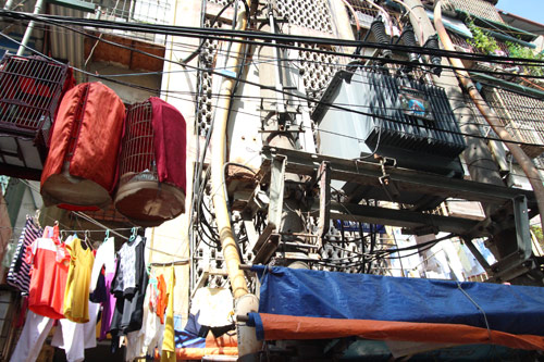 ha noi nhieu nguoi danh cuoc mang song cua minh duoi tram dien 2.jpg