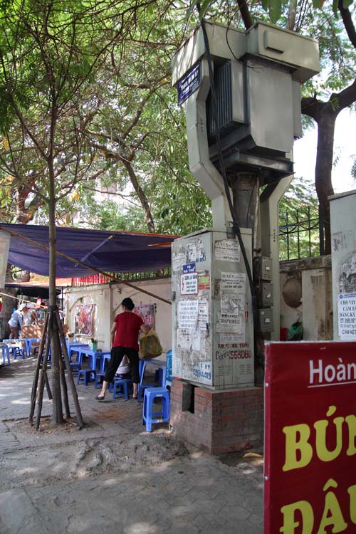 ha noi nhieu nguoi danh cuoc mang song cua minh duoi tram dien 5.jpg