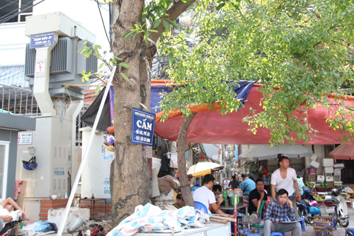 ha noi nhieu nguoi danh cuoc mang song cua minh duoi tram dien 6.jpg