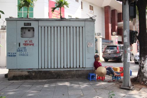ha noi nhieu nguoi danh cuoc mang song cua minh duoi tram dien 7.jpg