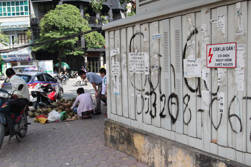 ha noi nhieu nguoi danh cuoc mang song cua minh duoi tram dien 8.jpg